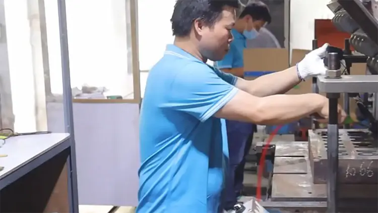 plastic-mold-installation-workshop-process